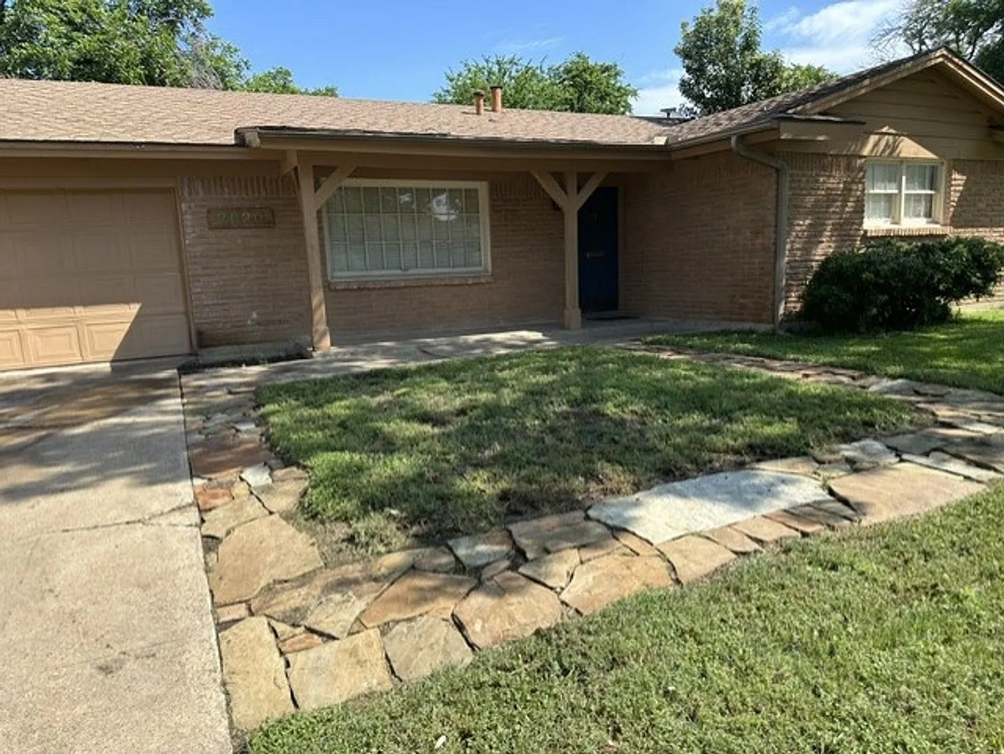 Spacious 3 Bedroom, 2 Full Bath Home Located in SW Ft. Worth! — Photo 2