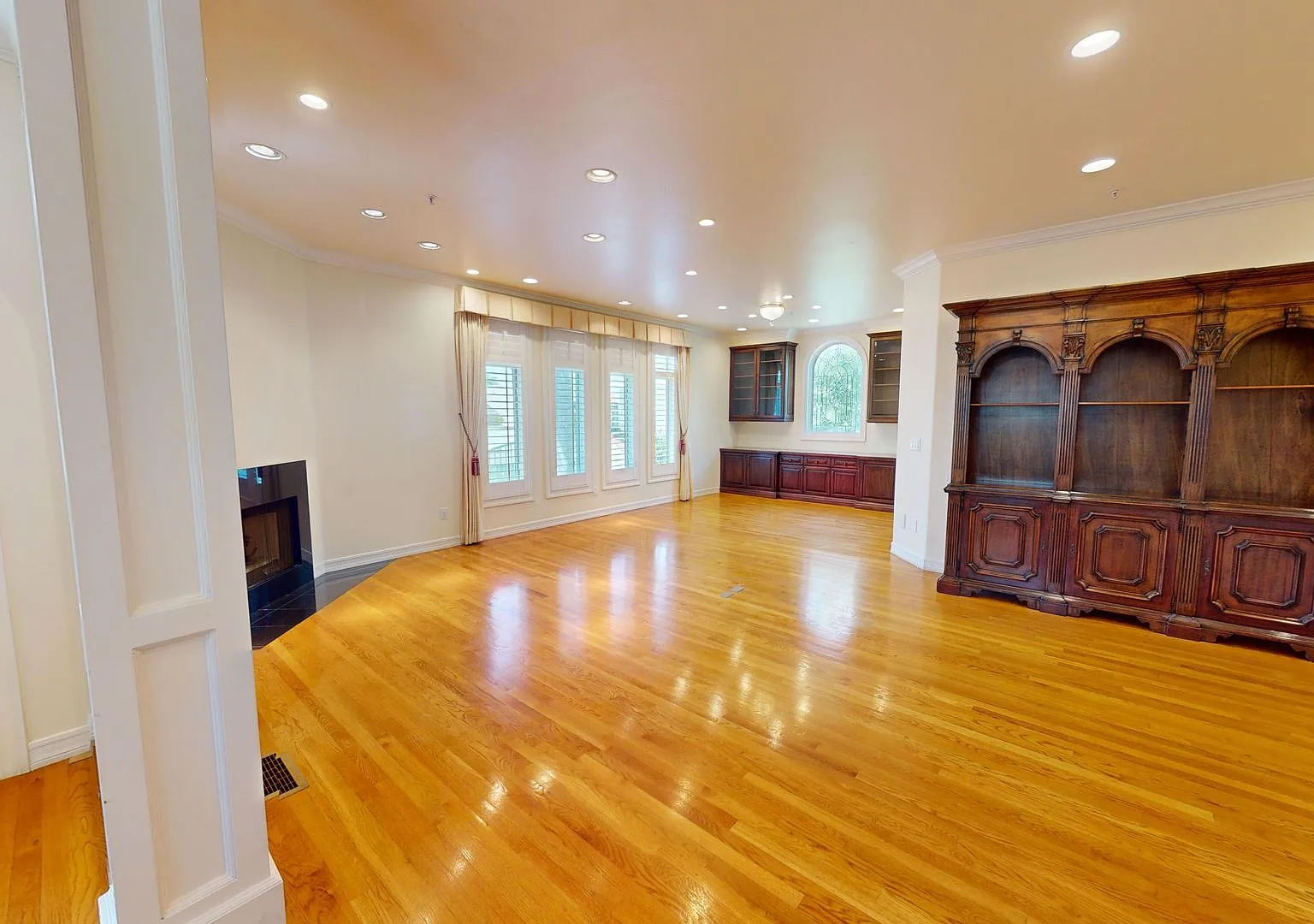 Spacious 4-bedroom 4.5 bath Home in a Gated Complex — Photo 4