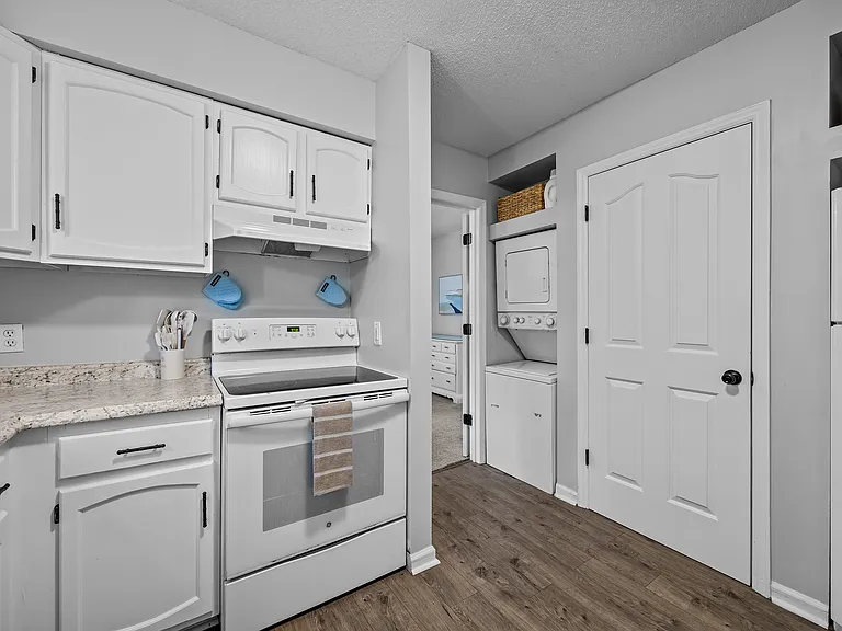 515 W 2nd St #4 — Photo 9