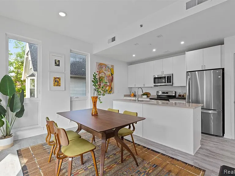 655 W Willis St #304 — Photo 8