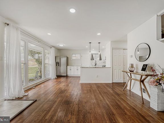 3rd image of 2403 Hermosa Ave