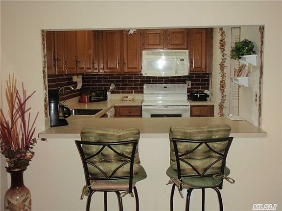 4th image of 56 Cambridge Dr W #56