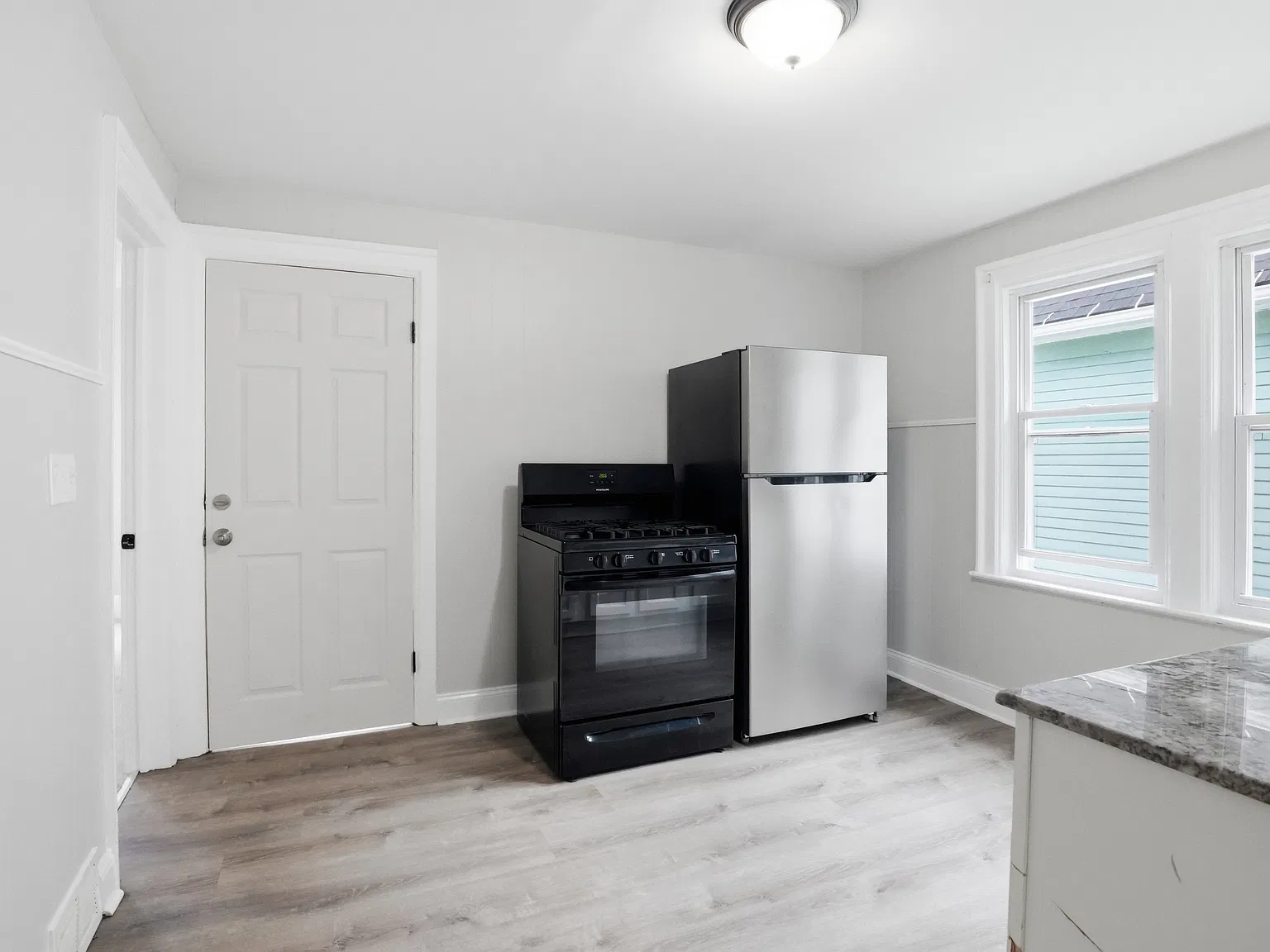 2 bed, 1000 sqft, $1,400 — Photo 2