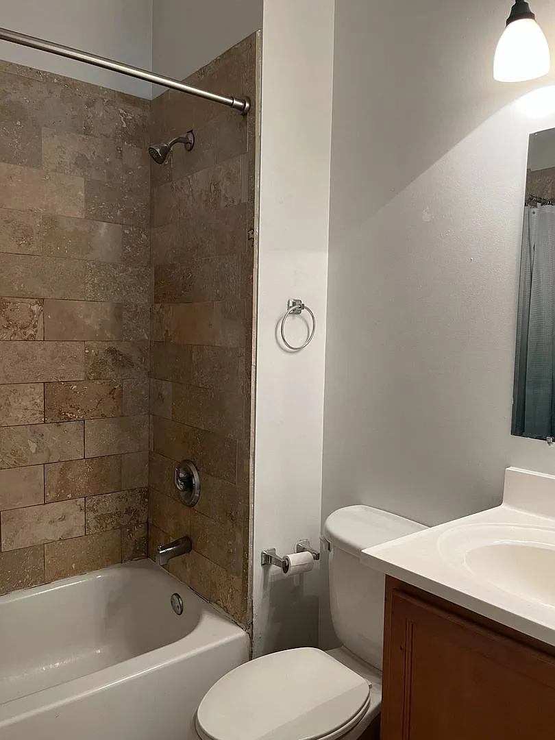 Modern 1 Bedroom in Benton Park with in-unit Washer/Dryer — Photo 4