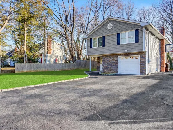 22 Yorktown Road, Dix Hills, NY 11746