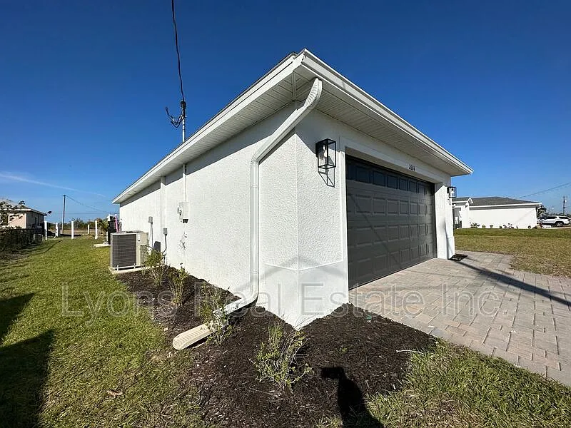 Building Photo - 2604 NW 8th Pl