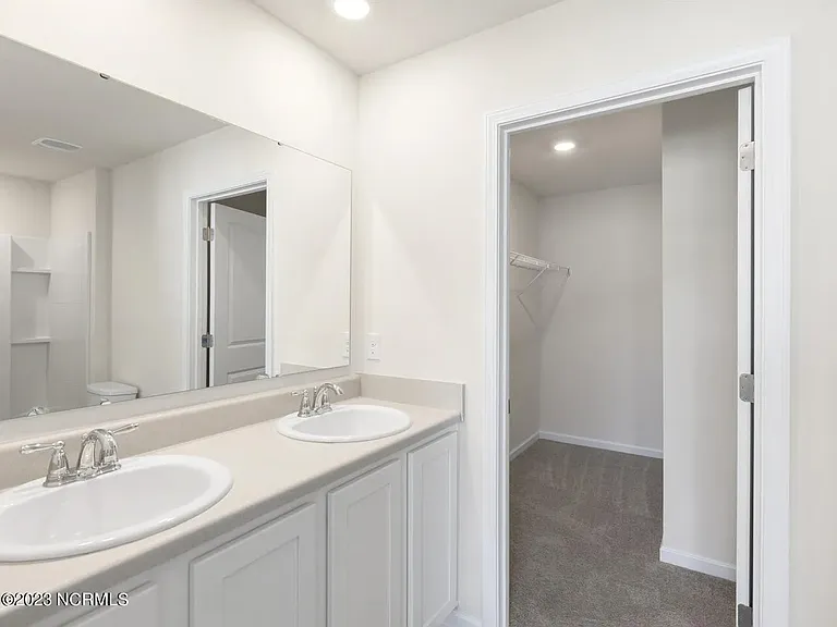 E Highcroft Dr — Photo 15
