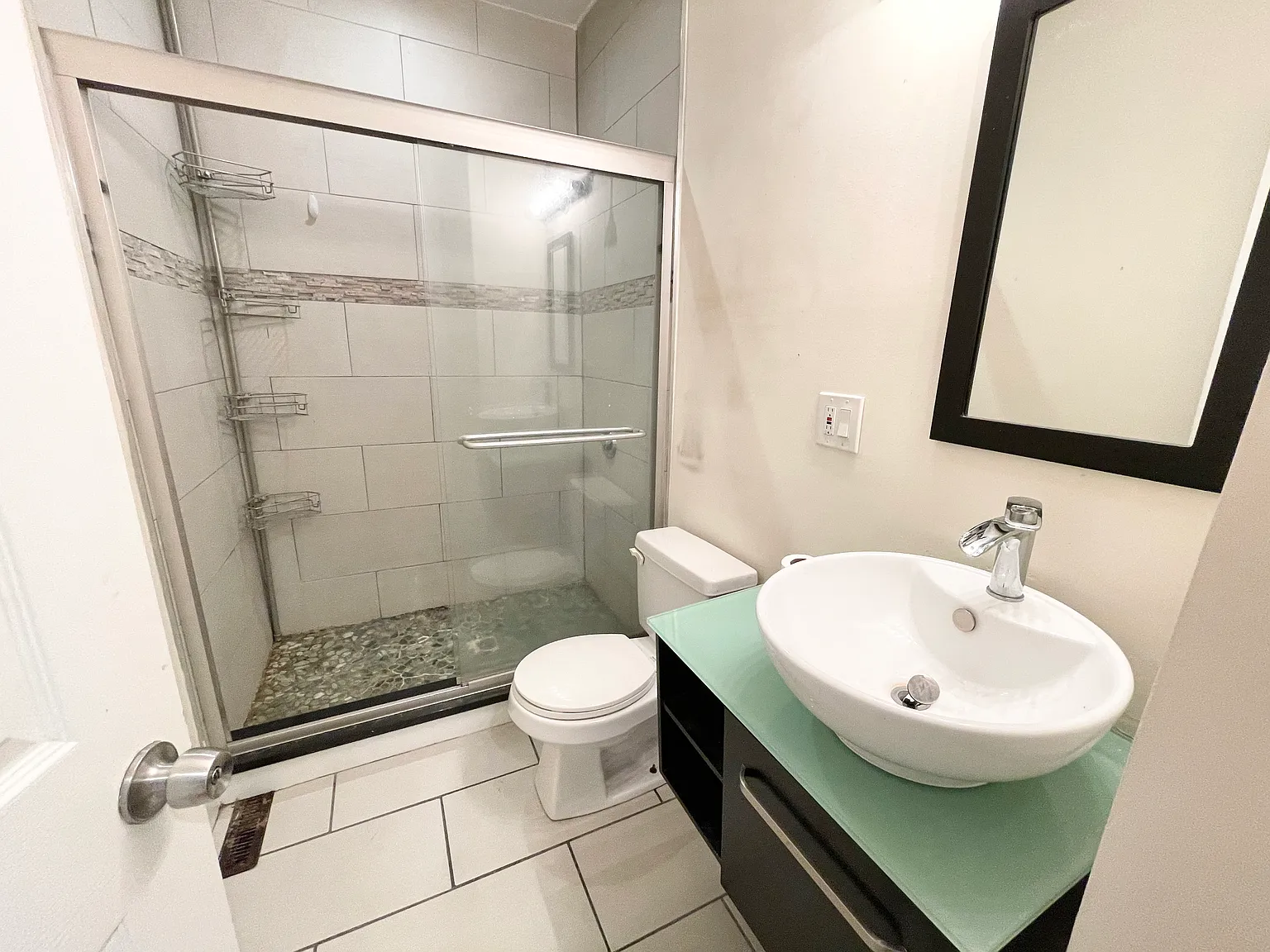 3 bed, 1200 sqft, $3,600 — Photo 2