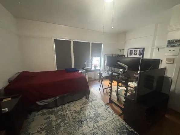 909 W Irving Park Rd #2, Chicago, IL 60613