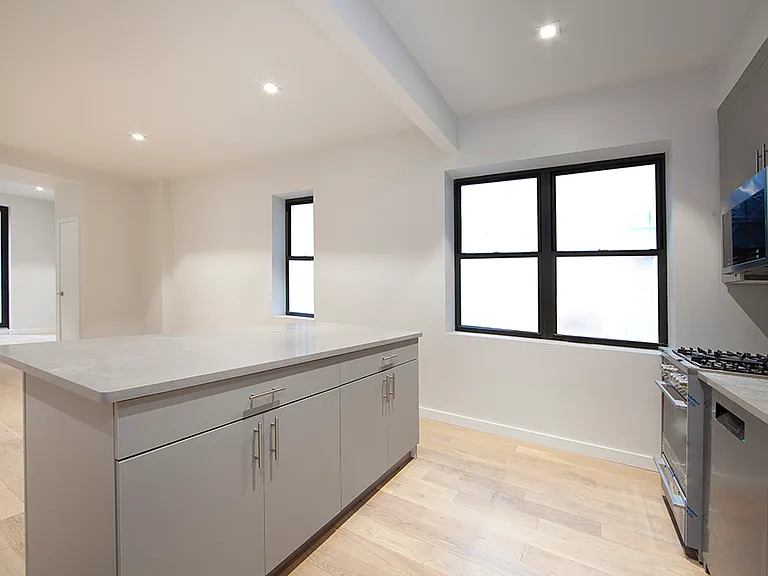241 E 18th St #2 — Photo 3