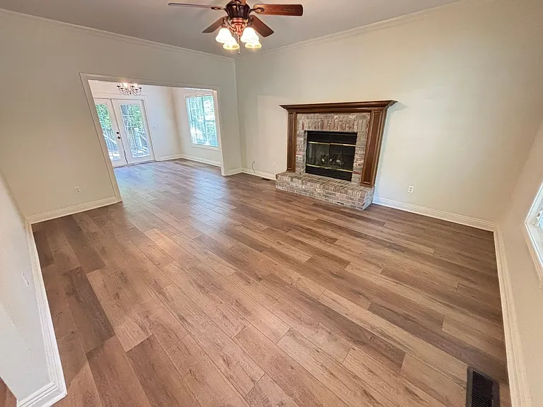 1823 W Berry St — Photo 5