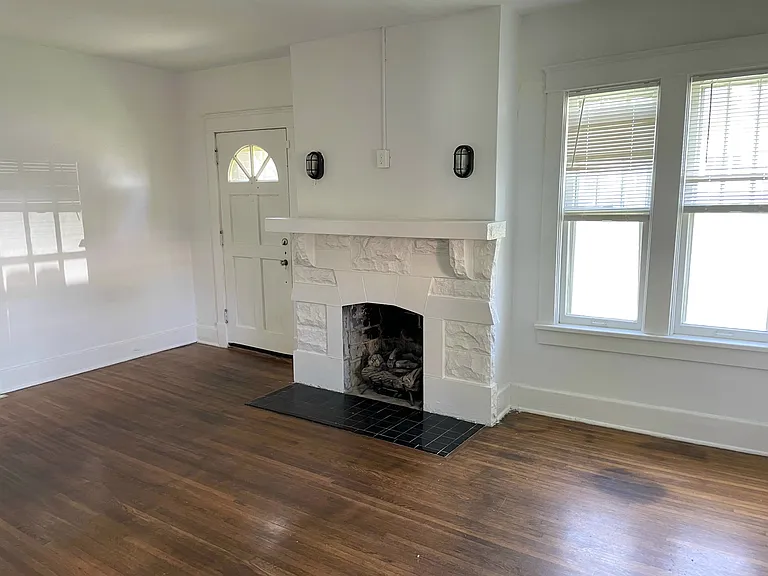 Living room w mantle
