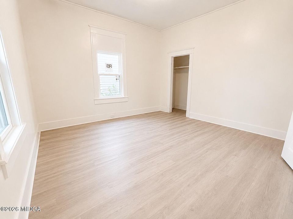 10th image of 2711 Roy St