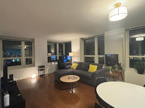 3rd image of 345 N La Salle Dr APT 2403