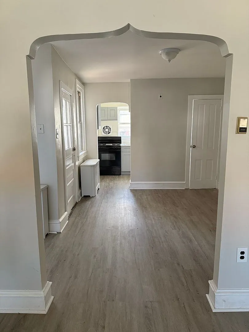 Newly Renovated 3BR with Front Porch Available Oxford Circle Area! — Photo 3