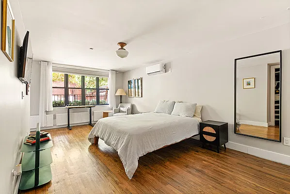 Bedroom, photo 1