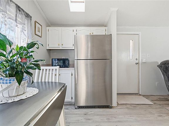 3rd image of 27 Woodward Rd