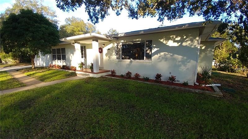 Large picture window provides views of the beautiful neighborhood!