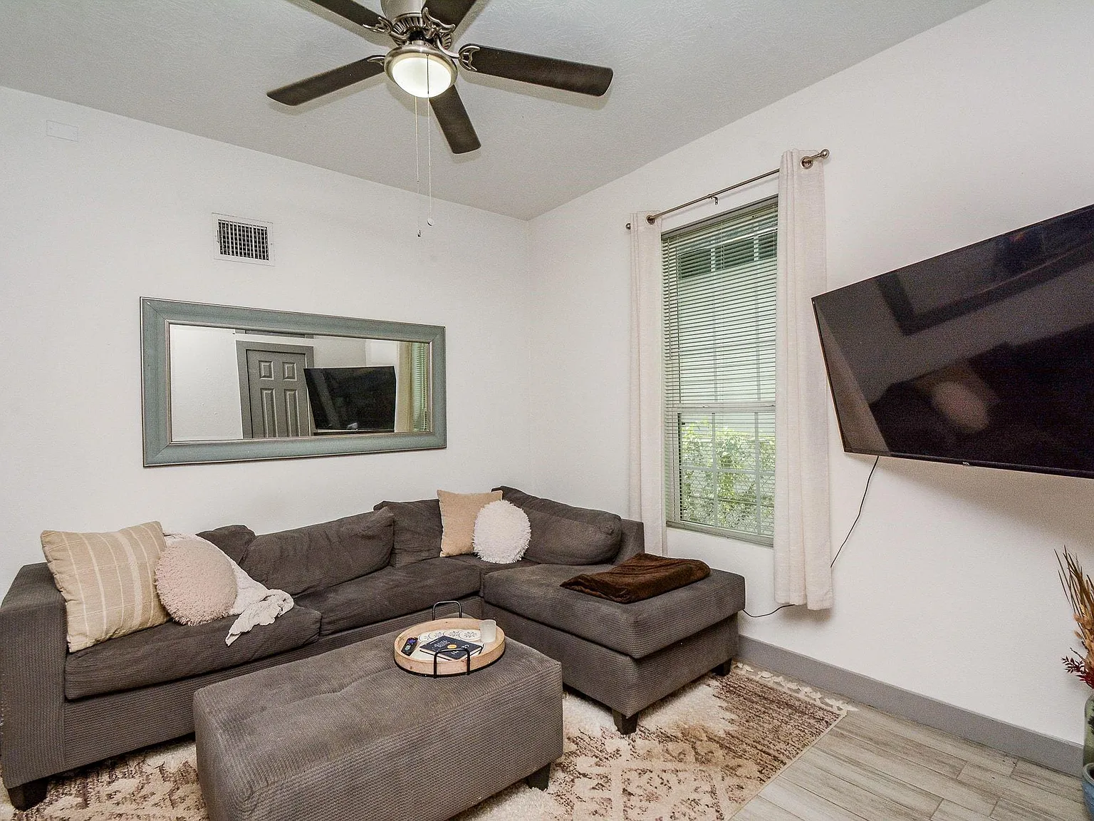 2 bed, 1.0 bath, 980 sqft, $1,275 — Photo 4