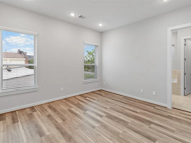 608 Thornton Oaks Ln — Photo 7