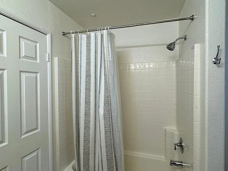 616 E Walnut St — Photo 24