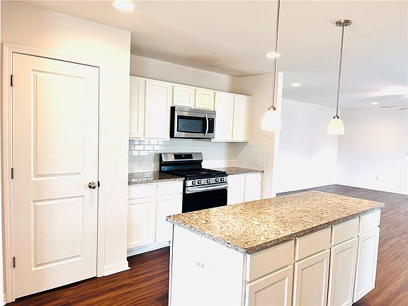 3rd image of 689 Ironwood Dr