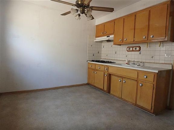 3rd image of 16212 Woodbridge Ave