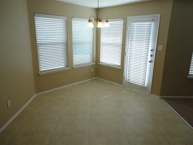 4 bed, 2.5 bath, 2223 sqft, $2,365 — Photo 3