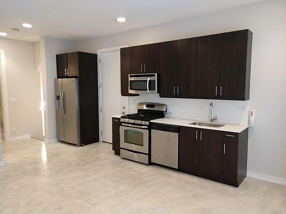 3rd image of 4018 N Kenmore Ave #1SE