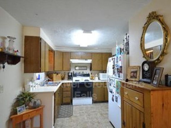 5th image of 1196 Blaine Ave