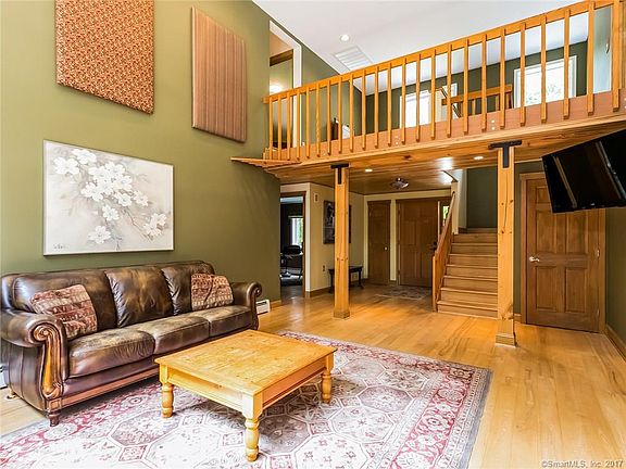 3rd image of 19 Ellen Dr