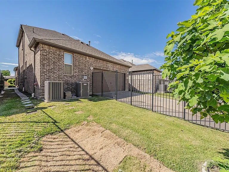 8075 Sunflower Ln — Photo 31
