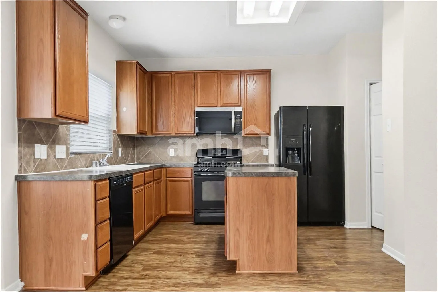 3 bed, 2.5 bath, 2083 sqft, $2,070 — Photo 3