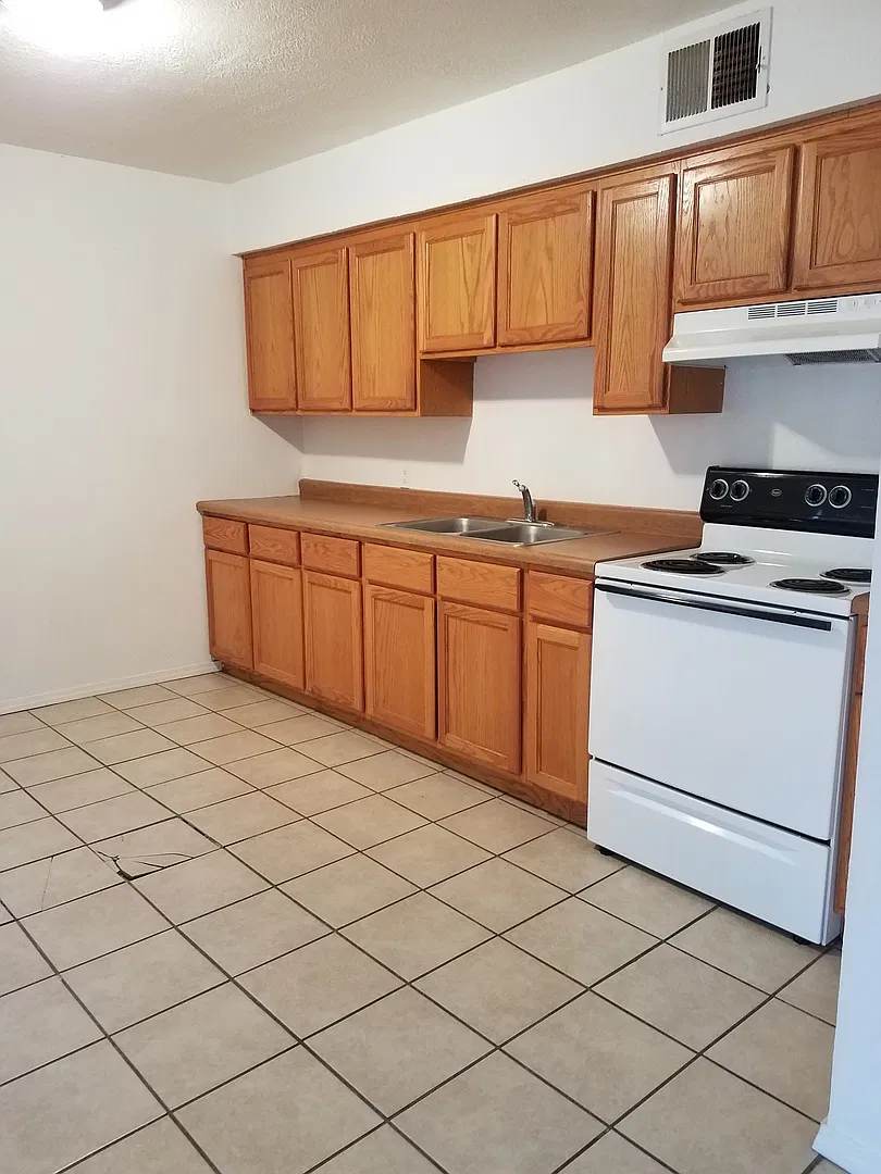 8th Street Apartments — Photo 4