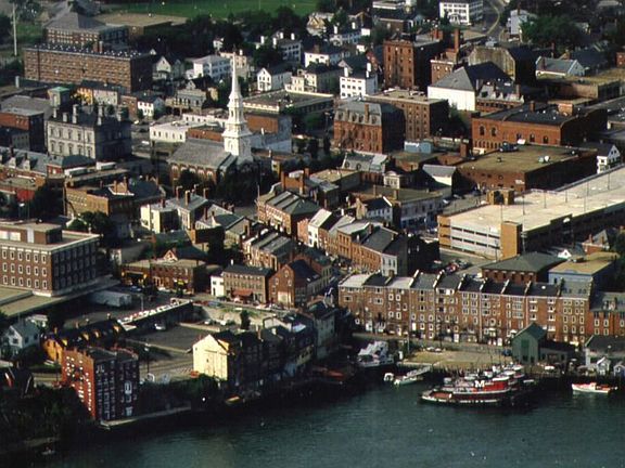 A wonderful town, beaches, boat, golf, theatre, walk everywhere.