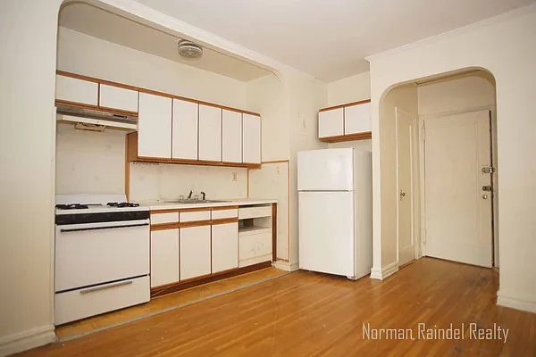 Rented by Norman Raindel, LREB | media 26