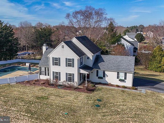 3rd image of 102 Newbury Ct