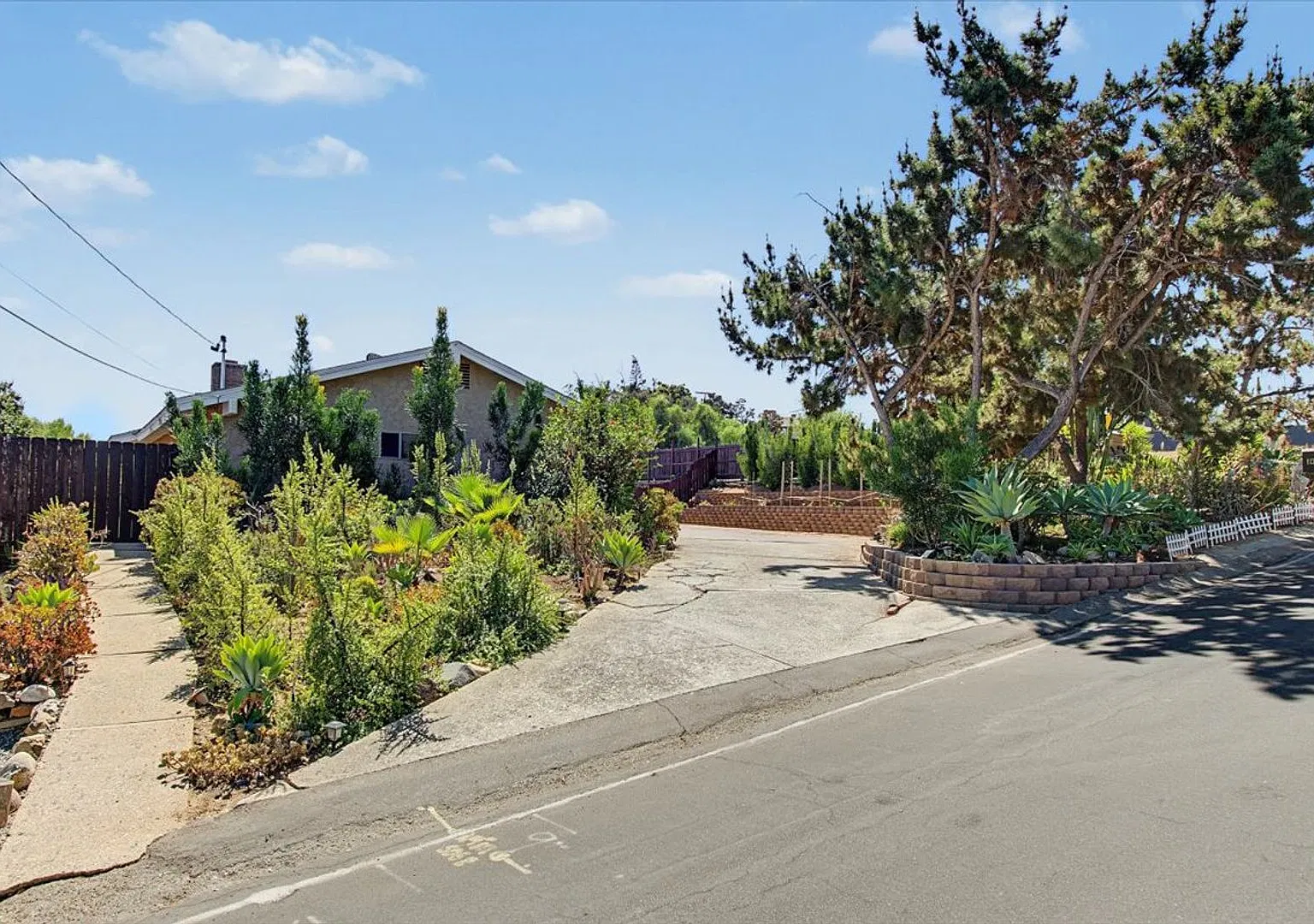 Move-In Special - Lovely Escondido House For Rent - 4 Bed /2 Bath — Photo 2