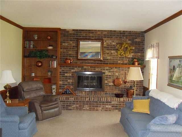 2nd image of 831 Sandalwood Rd W