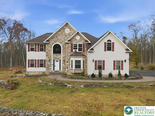 135 Spruce Run Dr, Dingmans Ferry, PA 18328