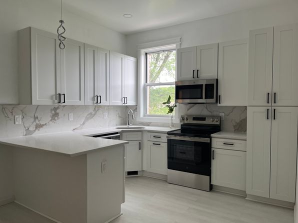 23 Oakland Sq APT 1