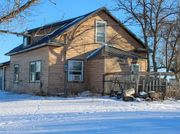 402 Fisk St, Wildrose, ND 58795