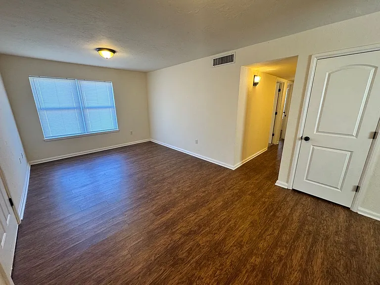 Renaissance Park Apartments — Photo 9