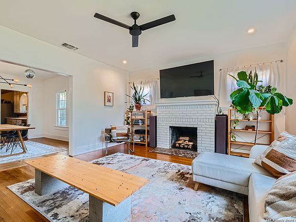 4th image of 700 Waverly
