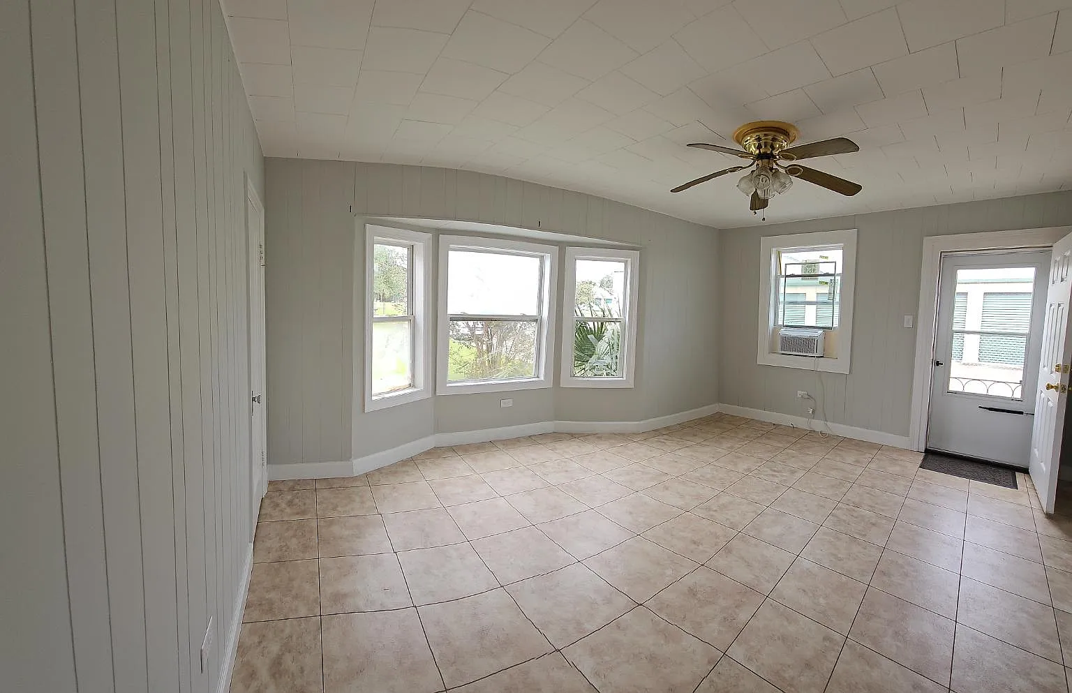 1755 Ridgefield Ave — Photo 2