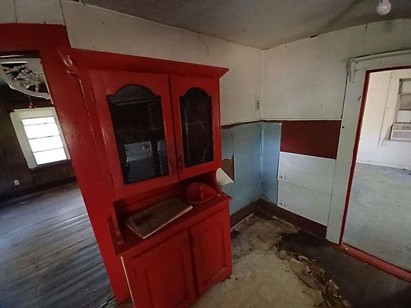 5th image of 108 N Branch St