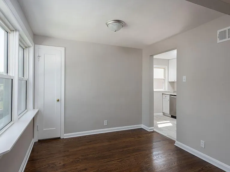 1113 Pembroke Dr — Photo 4