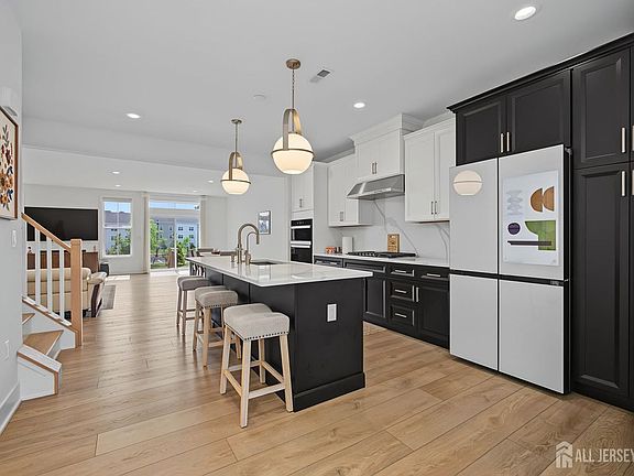 5th image of 30 Cloverleaf Ln