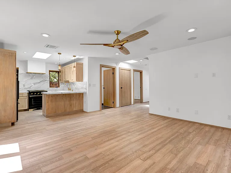 1138 1/2 Poinsettia Pl — Photo 6