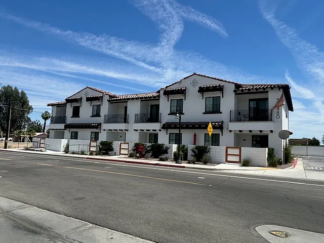 Building Photo - 51520 Desert Club Dr #201
